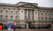 پلیس لندن مردی را در خارج از کاخ باکینگهام دستگیر کرد