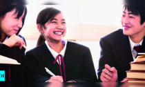 ژاپنی که اکنون نقاب ندارد، معلمان لبخند را استخدام می کند تا به درستی لبخند بزنند