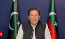 عمران خان، نخست‌وزیر سابق پاکستان می‌گوید که پلیس خانه او را محاصره کرده و قریب‌الوقوع دستگیر می‌شود