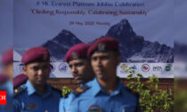 نپال از راهنمایان و کوهنوردان شرپا به مناسبت هفتادمین سالگرد فتح قله اورست تجلیل می کند.